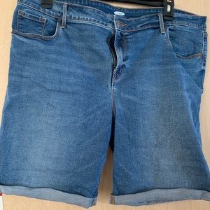 Mid rise cuffed Bermuda shorts